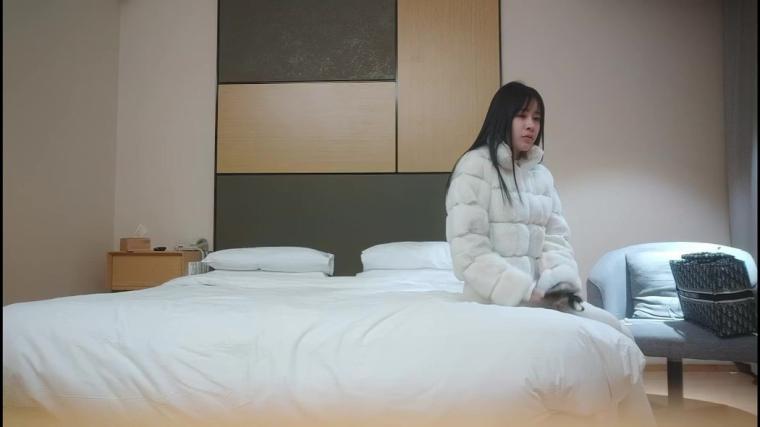 文静乖巧顶级美妞  自带情趣女仆装  侧躺着大屌插嘴  开档黑丝张开双腿爆插  扶着细腰站立后入