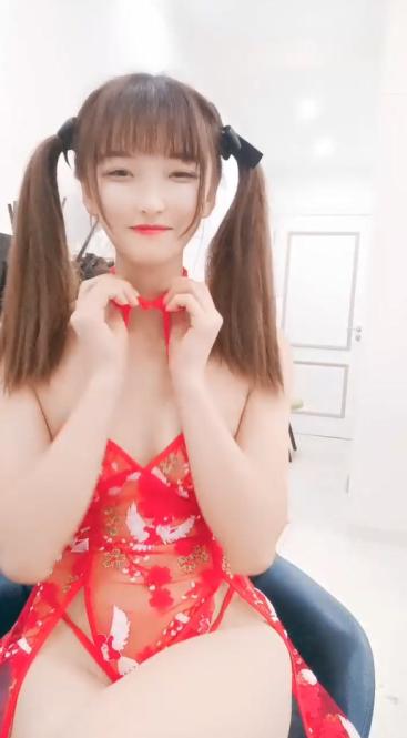 【小虎牙极品清纯萝莉】双马尾笑起来超甜  喜庆红色情趣装 拨开内裤扣穴  衬衣长裙换装诱惑  一线天馒头美穴特写