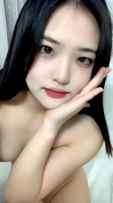 【一脸呆萌今日刚播女神】大红唇白嫩美乳  无毛骚穴更是诱人  水晶假屌深插 翘起双腿看得清楚  进进出出快速抽插