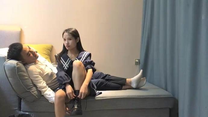 【笑起来超甜刚下海外围美妞】舌吻调情两人多很享受  灵活小舌头各种舔  69姿势掰穴  骑上来大屌插入 特写深插美臀