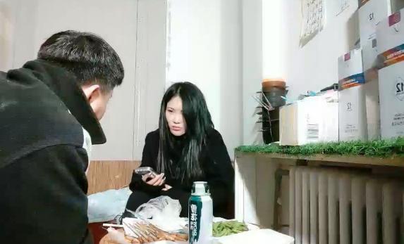 泡良高手带妹子回宿舍，吃饱喝足操逼，慢慢凑近摸摸搞搞，美女欲拒还迎，按到床上扒掉裤子操