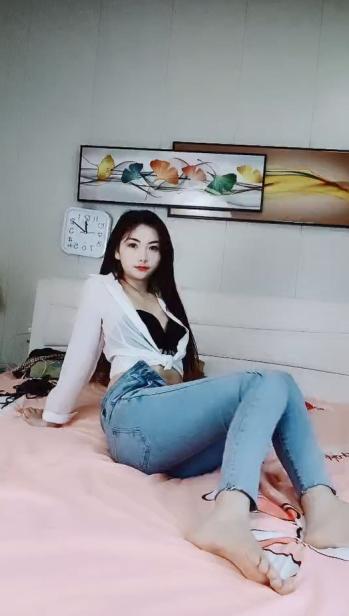 【瑜伽教练】，第二炮，175山东美女，牛仔裤，高跟，所有男人想要的元素都有了，肤白貌美，尤物罕见香艳巨作