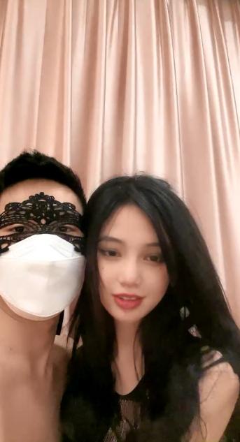 【今日刚播港台风00后模特】满分颜值顶级美腿  表情很销魂  很听话舔脚吸蛋  跪在地上深喉  道具爆菊无毛骚逼