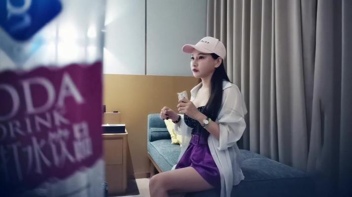 【紫色小短裙鸭舌帽外围女神】 骑在身上极品美腿 ，穿上连体网袜乳推舔背 ，享受一番再开始操逼 ，扛起双腿爆操小骚逼