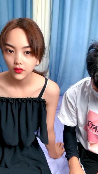 小少妇偷情露脸跟小哥玩69姿势舔逼吃鸡巴，激情上位还要给老公打电话做爱才刺激，让小哥各种蹂躏抽插好骚