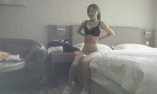 3000网约外围，21岁极品嫩妹，蜂腰翘臀人瘦胸大，软萌乖巧黑丝美腿，精彩佳作炮火不断