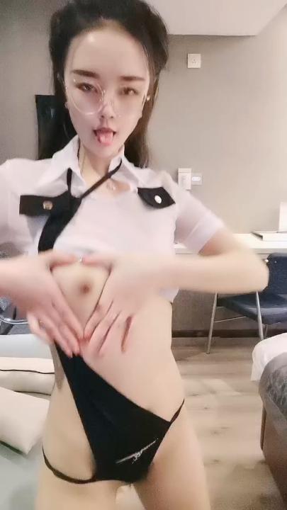 高挑御姐范眼镜妹子，模特魔鬼身材，沙发上第一视角跳蛋自慰，呻吟不止，爽翻天