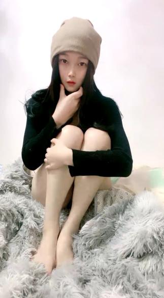 今日刚播帽子小姐姐，看着文静乖乖女，转过身翘起屁股，超大肥臀多毛骚穴，掰开特写揉搓，还没买道具，娇喘呻吟很诱惑