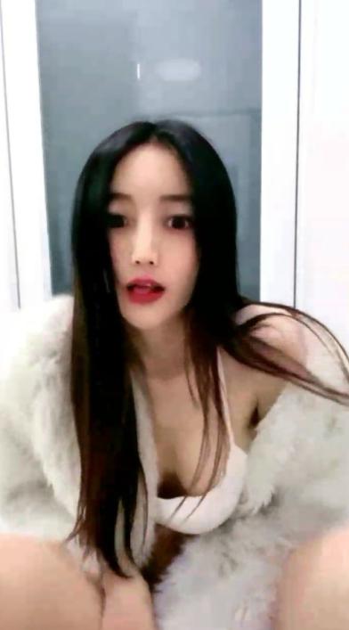 01年属龙--七仙女：你一个月三千多，退休金么哈哈，我家有人，悄悄自慰，是我侄儿，这是我房间里的独立卫生间。小心自慰，好刺激哦好怕被偷听！