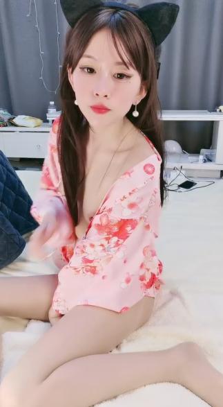 天天操逼满面红光，气质美女米拉，身材娇小非常耐操，69姿势吸吮大屌，无毛粉穴尽情输出，情趣椅子骑坐边操边喷水