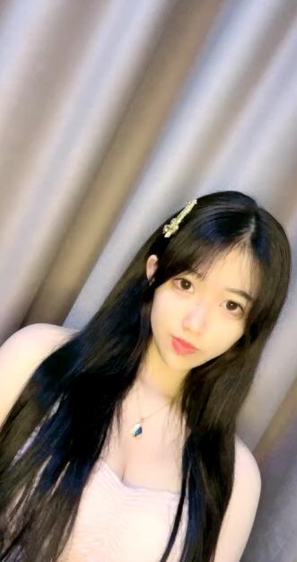 花臂纹身超棒身材女神，扭动细腰慢慢脱掉，圆润白皙美乳，抖动奶子直晃动，掰开紧致小穴特写，娇喘呻吟更是诱人