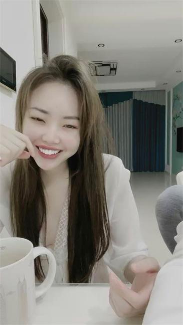 气质美少妇和老公直播，大姨妈来了只能诱惑了粉色裤头上还有经血