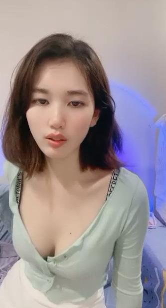 颜值区短发颜值女神，难得开收费大秀，撩下衣服露奶子，脱光光展示身材，一线天无毛美穴，手指揉搓小穴很是诱人