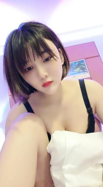 【近日刚播短发气质美女】酒店开房和炮友激情，拔下内裤黄瓜插穴，吸吮舔屌特写视角后入，大屁股抱着上位骑坐