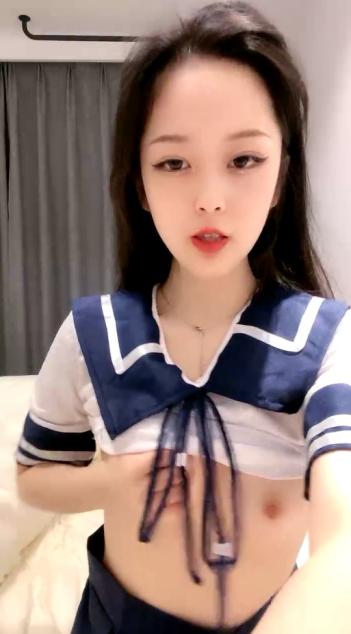 【今日推荐绝美女神】蜜桃臀黑丝美腿，学生制服摇摆诱惑，全身粉嫩假屌骑坐，翘起双腿抽插美穴，娇喘呻吟更是诱人
