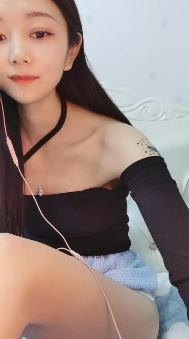 绿播转黄温柔系美妞，喜欢玩王者，放得开大尺度收费秀，肉丝美腿跳蛋塞穴，半脱下内裤翘起美臀，跳蛋拉扯浪叫呻吟好听