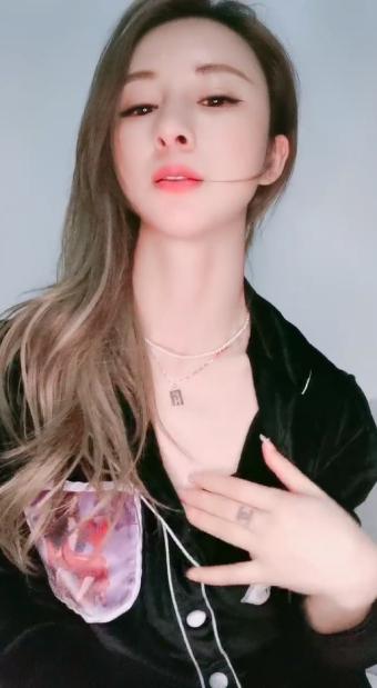 女神女神 又一女神降临！撸点极高，绝对让你眼前一亮的【168CM完美身材御姐】黑丝美腿一字马，露脸极度诱惑 太骚了