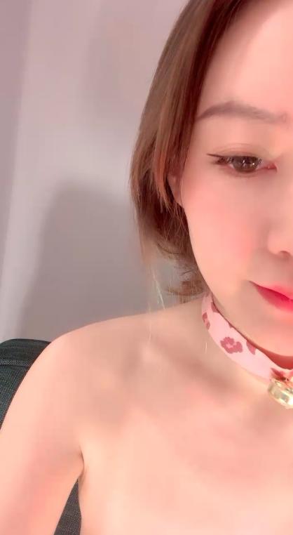 无敌推荐，曾经超火网红级女神，回归难得收费秀，难得一见超粉美穴，揉捏柔软奶子，美腿网袜特写小骚逼