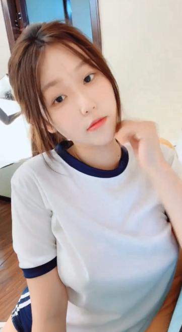 【美女落九川】高颜值20岁，活力美少女，极品美臀半脱下内裤，特写揉搓小穴，撩起衣服露大奶，手指扣穴爽的低低呻吟