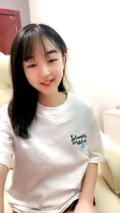 小虎牙清纯乖巧19学生妹 ，新到的情趣套装 ，开档内裤掰开粉穴 ，两根手指猛扣，浪叫呻吟表情很享受 ，高潮冲刺水声哗哗