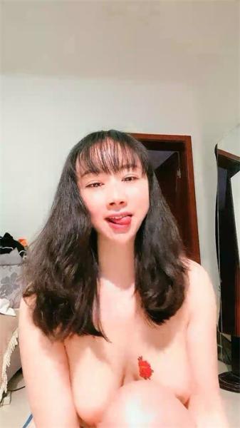长卷发健身教练，一个人在家全裸自慰，身材很好，胸部也不下垂，鲍鱼上纹了一只大蝴蝶
