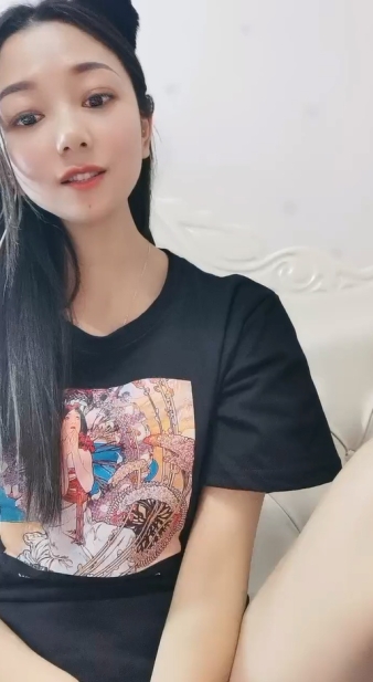 女神说话温柔极品美女，笑起来甜美，没穿内裤翘起屁股特写，手指后入扣弄，听观众指挥，娇喘呻吟更是诱人