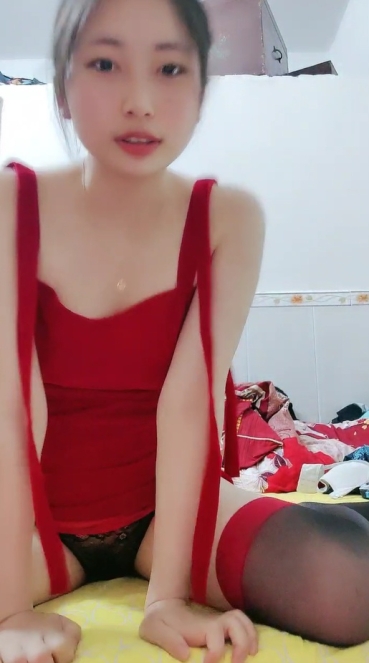 红裙美女换上制服居家操逼，扶着男友大屌吸吮，边舔边自摸骚逼，怼着小穴一下挺入，主动骑乘扭腰一脸骚样
