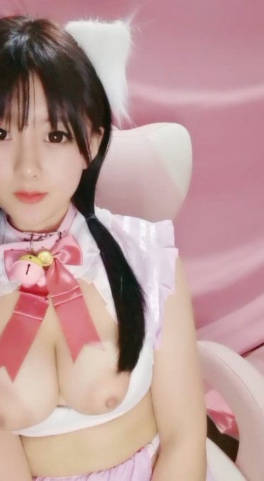 明星颜值19岁美妞，清纯长相爆乳D罩杯，情趣装露奶，超近视角摸小穴说骚话