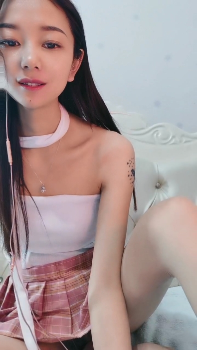 颜值很高的小女人镜头前直播大秀，被狼友调教听指挥脱光衣服揉奶玩逼，跳蛋抽插骚穴呻吟，淫水好多精彩刺激