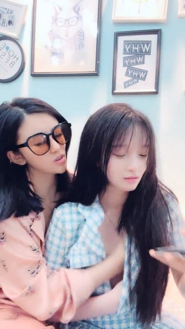 第一女探屌回归带好妹妹一起直播大秀激情4P小哥哥，吃奶玩逼一起舔大鸡巴，让两个小哥在沙发上多体位爆草
