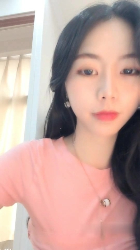 精品美女粉色内衣抖臀诱惑收费秀苗条身材翘屁摇摆淫语勾人来玩我逼吃我奶子近距离特写逼逼