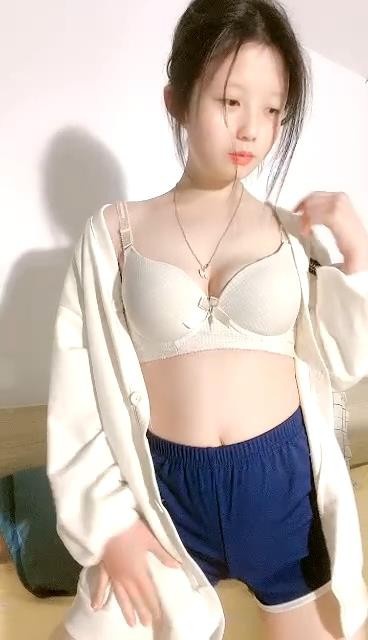 可爱的兔子 --宝妈萝莉❤️从浴室激战到床上，人骚还会叫春，勾引的男人欲罢不能，最后来个颜射还哇哇大叫！