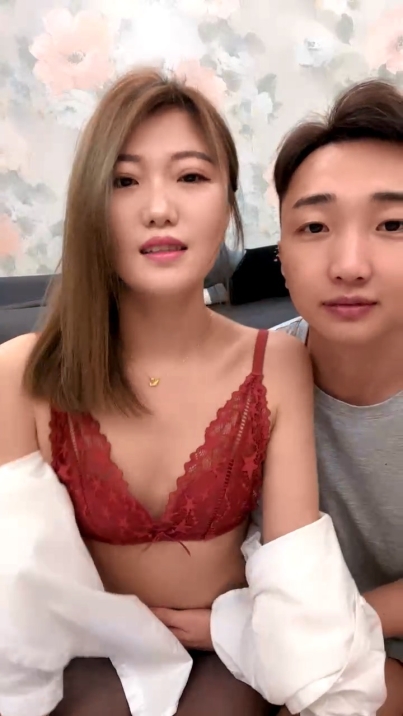 帅小伙玩弄黑丝骚女友，吃奶玩逼道具抽插，口交大鸡巴，自己拿着自拍杆直播拍摄道具抽插骚穴，浪叫呻吟不止