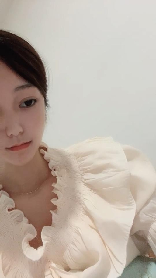 巨乳❤️我叫刘雅思，女性高潮增强液，拿着避孕套陷入沉思，最后骚穴想要了，跑到厕所自慰一番，尿尿特写！