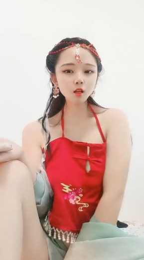 单亲妈妈-媚儿不清纯❤️：今天的鲜奶你们想喝吗，挤奶当早餐喝，母乳滋润阴道，三洞齐开，肛门插得好舒服，叫声淫荡！