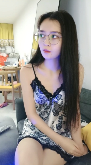 冷艳型高颜值女神，带着眼镜御姐风，吊带睡衣，苗条身材美腿，掰穴手指揉搓，浴室洗澡湿身，摆弄各种姿势