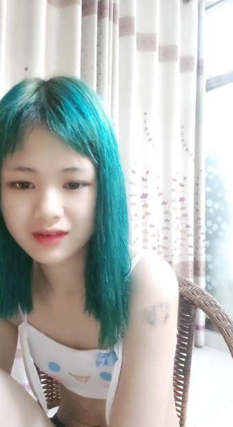 近日刚播绿发18小萝莉，贫乳奶子一脸呆萌，全裸热舞，特写骚穴跳蛋塞入，震动阴蒂流出淫水，近距离特写