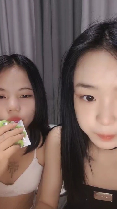 南宁表妹-18岁梦涵❤️：凌晨接近早上5点的一场，梦涵大姨妈来了不给操，只能靠小P孩他们表演了，奋力内射！
