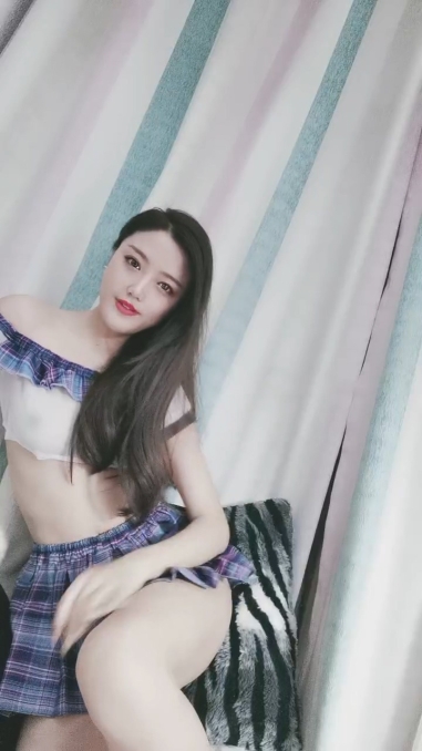 少妇装纯迷死人全程露脸短裙诱惑，深喉大鸡巴让小哥揉着奶子爆草骚穴，浪叫不断表情好骚，骚逼水好多真刺激