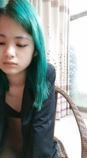 近日刚播绿发18小萝莉，娇小身材超嫩，贫乳奶子粉穴，近距离视角张开双腿，揉搓小穴跳蛋震动