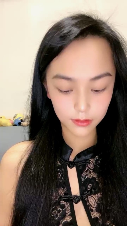 第一次搞黄的清澈女神-七七❤️_看不清吗，等一下我有点紧张， 我感觉好尴尬啊，哎呀我不想开了。边揉小穴边羞涩的淫笑！