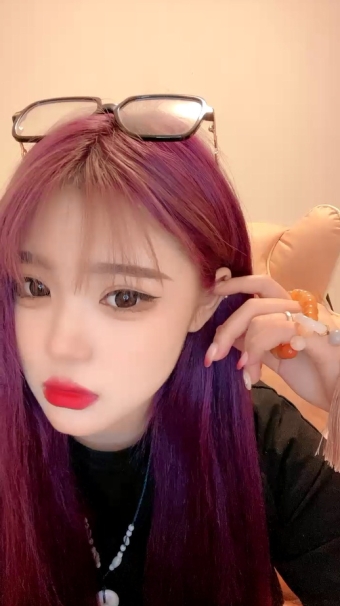 七彩主播❤️牡丹花❤️：极品紫发女神，大尺寸度来了，粉嫩的很啊，超多露逼高清镜头，切勿错过！！