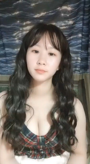 【云南清纯大一学妹】，勤工俭学新途径，夜深人静宿舍直播，极品吊钟大胸，粉穴跳蛋淫液汪汪