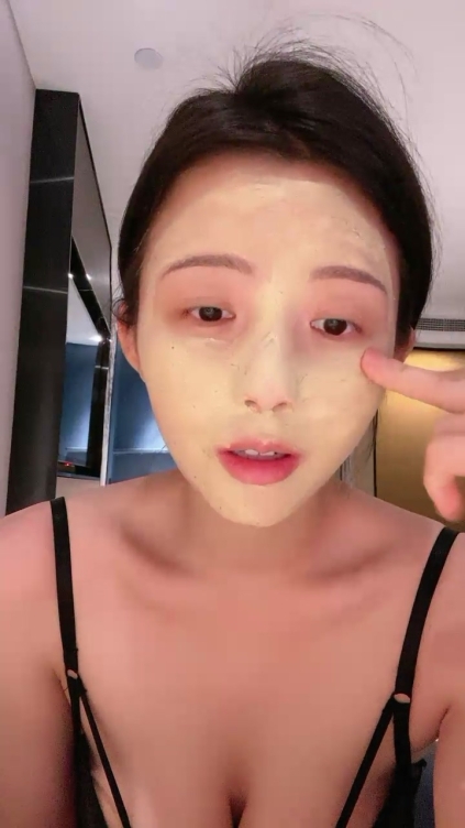 小女友洗白白贴面膜女仆装黑网袜超级诱惑，和男友啪啪做爱爆操白虎穴
