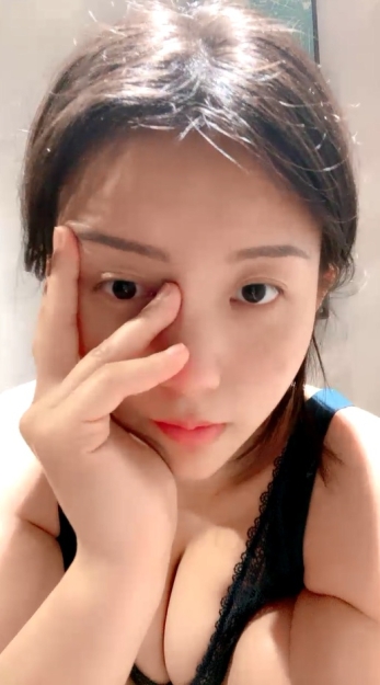 如向日葵的女孩--卖萌希瑞❤️ 清纯且可爱，一对吊钟乳，和男友在酒店把玩双峰，无套多姿势爆插，淫淫嗷叫，撒尿特写！
