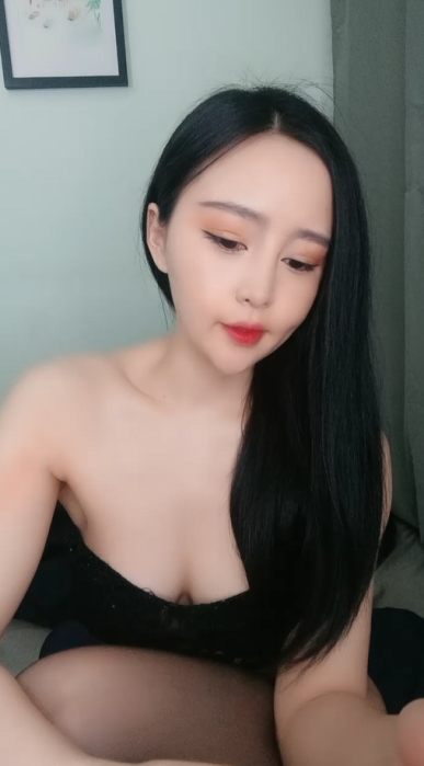 【丰乳肥臀气质新人御姐】一头长发漂亮，翘起大屁股丁字裤，张开双腿揉穴，近距离特写更是诱人