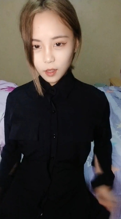 【一身黑衣甜美新人美女】和炮友大秀操逼，掏出大屌吸吮，自己扶着JB插入，上位骑坐激情猛操