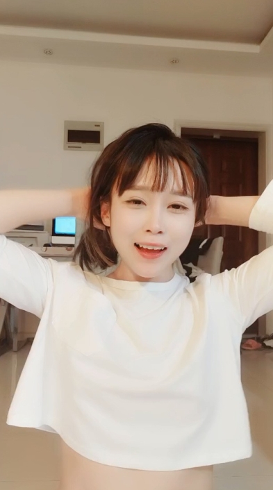 清纯美少女KIKI，腹肌马甲线，活力十足堪称喷水娃，大尺度自慰，大黑屌边插边喷水，浪叫呻吟太骚了