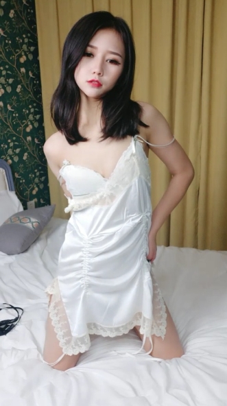 顶级颜值网红女神我会喷水水，被大屌炮友小老弟爆操，按头深喉插嘴，吊带睡衣撩起后入，高潮喷水全身颤抖，翘美腿侧入