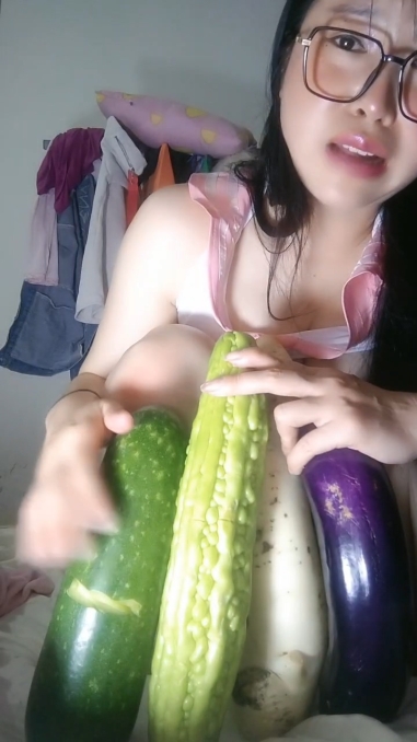 极品小骚妞露脸玩就玩刺激的，全是又大又粗的蔬菜给骚穴吃，萝卜苦瓜听狼友指挥坐插骚穴，看表情都快哭了骚